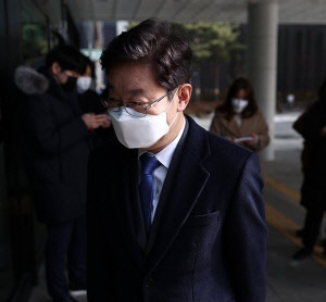 박범계(사진) 법무부 장관 후보자가 지난 14일 서초동 서울고검에 마련된 인사청문회 준비 사무실로 출근하고 있다. <연합뉴스>